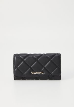 Schwarze gesteppte Lederbrieftasche von Valentino mit Klappverschluss und goldenem Logo auf der Vorderseite vor schlichtem weißem Hintergrund.