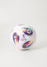 Pallone da calcio bianco con motivi colorati in viola, arancione e verde. Mostra il logo dell'UEFA Women's Euro 2025 e una superficie testurizzata.