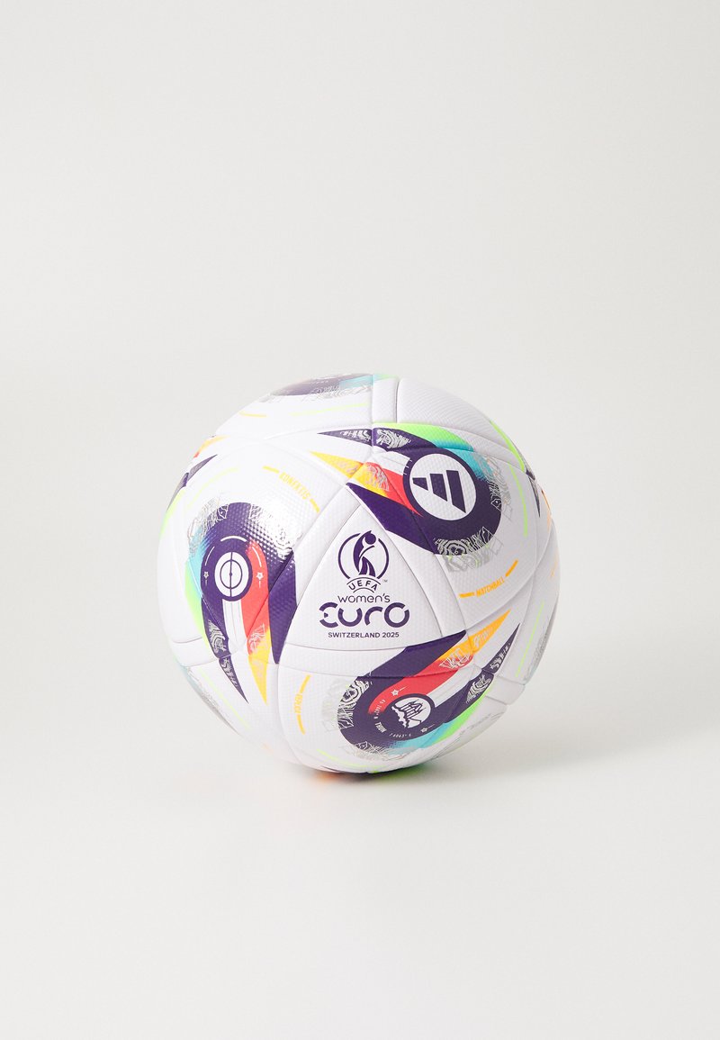 Pallone da calcio bianco con motivi colorati in viola, arancione e verde. Mostra il logo dell'UEFA Women's Euro 2025 e una superficie testurizzata.