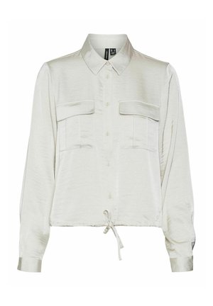 Blouse à manches longues gris clair en tissu lisse, avec un col, une fermeture à boutons sur le devant, deux poches poitrine et une ceinture à la taille.
