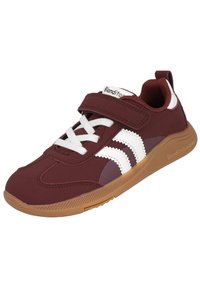 Zapatilla deportiva color burdeos con rayas blancas, correa de velcro y cordones blancos. Cuenta con una suela de goma texturizada y un cuello acolchado para mayor comodidad.