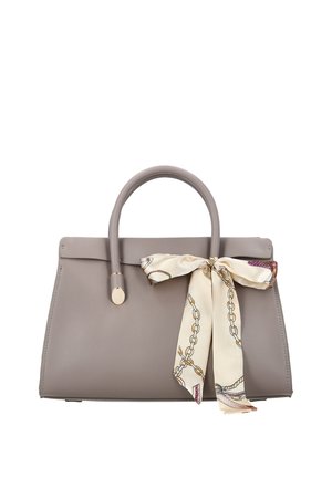 Sac à main en cuir taupe avec des poignées arrondies, décoré d'un foulard crème présentant un motif chaîne noué en nœud papillon à l'avant.