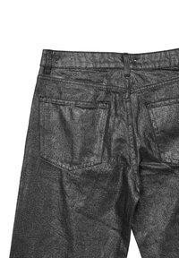 Jean en denim noir avec un éclat métallique, comprenant deux poches arrière, une finition texturée et un design de taille standard.