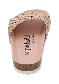Ljusrosa sandle med remmar i flätad design, korkinlägg och vit yttersula. Varumärket "palado" tryckt på fotbädden.