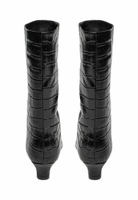 Stivaletti neri alla caviglia con motivo a coccodrillo testurizzato, finitura liscia e lucida e un piccolo tacco per un'altezza aggiuntiva.