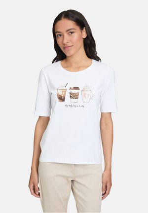 Weißes Baumwoll-T-Shirt mit drei illustrierten Kaffeetassen mit Belägen, darunter eine Tasse im Leopardenmuster. Der Text lautet: "Mein Bauch ist in einer Tasse."