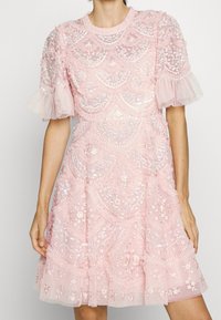 Needle & Thread Koktejlové šaty / šaty na párty - pink