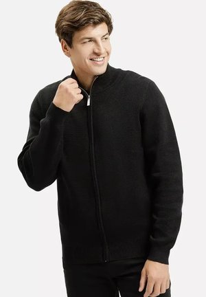 Czarna bluza zapinana na zamek, wykonana z teksturowanej dzianiny, z wysokim kołnierzem i prążkowanymi mankietami. Design jest prosty i dopasowany.