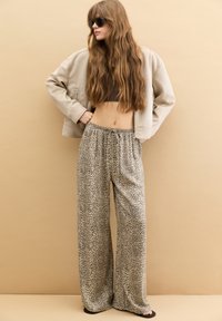 PULL&BEAR Hlače - brown