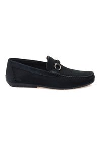 Zwarte loafers met een zachte suède bovenkant en textuurelementen. Voorzien van een decoratieve zilveren gesp en een lage rubberen zool.