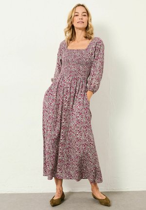 Florales langes Kleid mit quadratischem Ausschnitt, gerafftem Oberteil, dreiviertel Ärmeln und Taschen. Farben umfassen lila, rosa und weiße Blumenmuster.