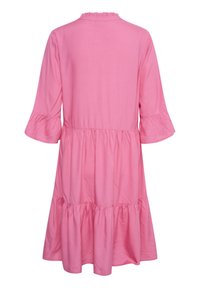 Rosa knielanges Kleid aus weichem Stoff, mit Rundhalsausschnitt, gerafftem Kragen, dreiviertellangen Glockenärmeln und einem mehrstufigen Design.