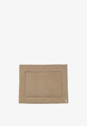 Lit pour animal rectangulaire beige tricoté avec bord relevé et coussin intérieur plat sur fond blanc.