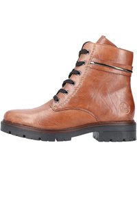 Bottine en cuir marron avec des lacets noirs, accent en argent contrastant, semelle robuste et bout rond. Présente un logo sur le côté.
