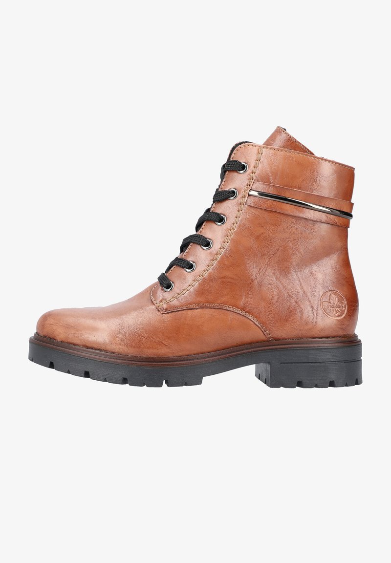 Bottine en cuir marron avec des lacets noirs, accent en argent contrastant, semelle robuste et bout rond. Présente un logo sur le côté.