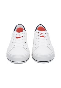 Weiße Sneakers mit glattem Lederfinish, runder Spitze und flacher Gummisohle. Rote und marineblaue Akzente an Ferse und Zunge. Baumwollsenkel.