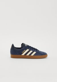 adidas Originals GAZELLE TERRACE ICONS UNISEX - Treniņu apavi - legend ink/off white/dark football gold