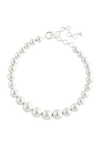 Srebrnaste ogrlice, ki vsebujejo enakomerno oblikovane okrogle bisere z sijočo površino, povezane z metalnim zapirnikom v obliki zvezde.