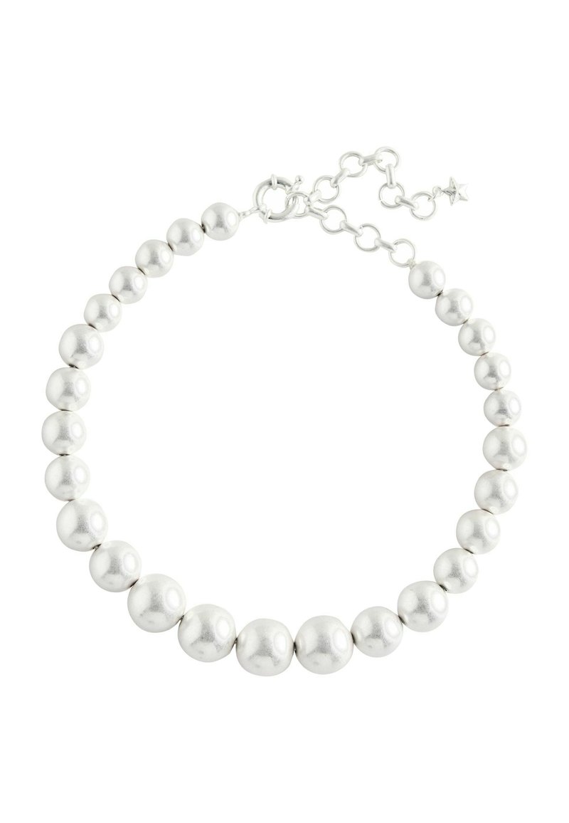 Srebrnaste ogrlice, ki vsebujejo enakomerno oblikovane okrogle bisere z sijočo površino, povezane z metalnim zapirnikom v obliki zvezde.