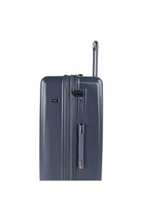 Maleta rígida de color gris oscuro con un acabado suave, cremalleras dobles, asa lateral y cerradura de combinación incorporada para mayor seguridad.