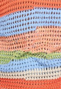 Bunt gestrickter Stoff mit offenem Gewebe, der horizontale Streifen in Orange, Blau, Hellgrün, Creme und pinken Texturen zeigt.