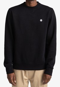 Sweat-shirt en coton noir avec un col rond, des poignets et un ourlet côtelés, arborant un petit logo sur la poitrine, et une coupe décontractée.