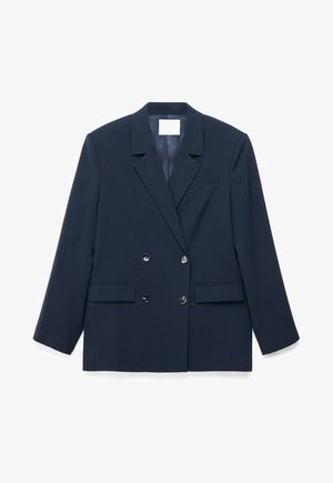 Marineblå dobbeltradet blazer med hakerevers, to forlommer med klap, og fire sorte knapper på hvid baggrund.