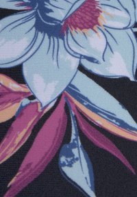 Bloemenstof met grote lichtblauwe bloemen met roze accenten op een donkere achtergrond. De textuur is glad met een levendig kleurenpalet.