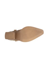 Zapato de tacón nude con superficie lisa, punta cuadrada y suela de goma texturizada. Presenta un tacón ancho y acentos decorativos en forma de hebilla.