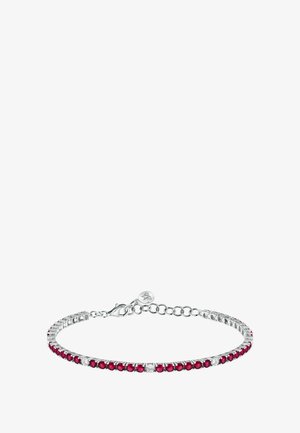 Bracciale in argento con gemme rosse e trasparenti alternate, caratterizzato da un design a catena elegante e un fermaglio a moschettone per una chiusura sicura.
