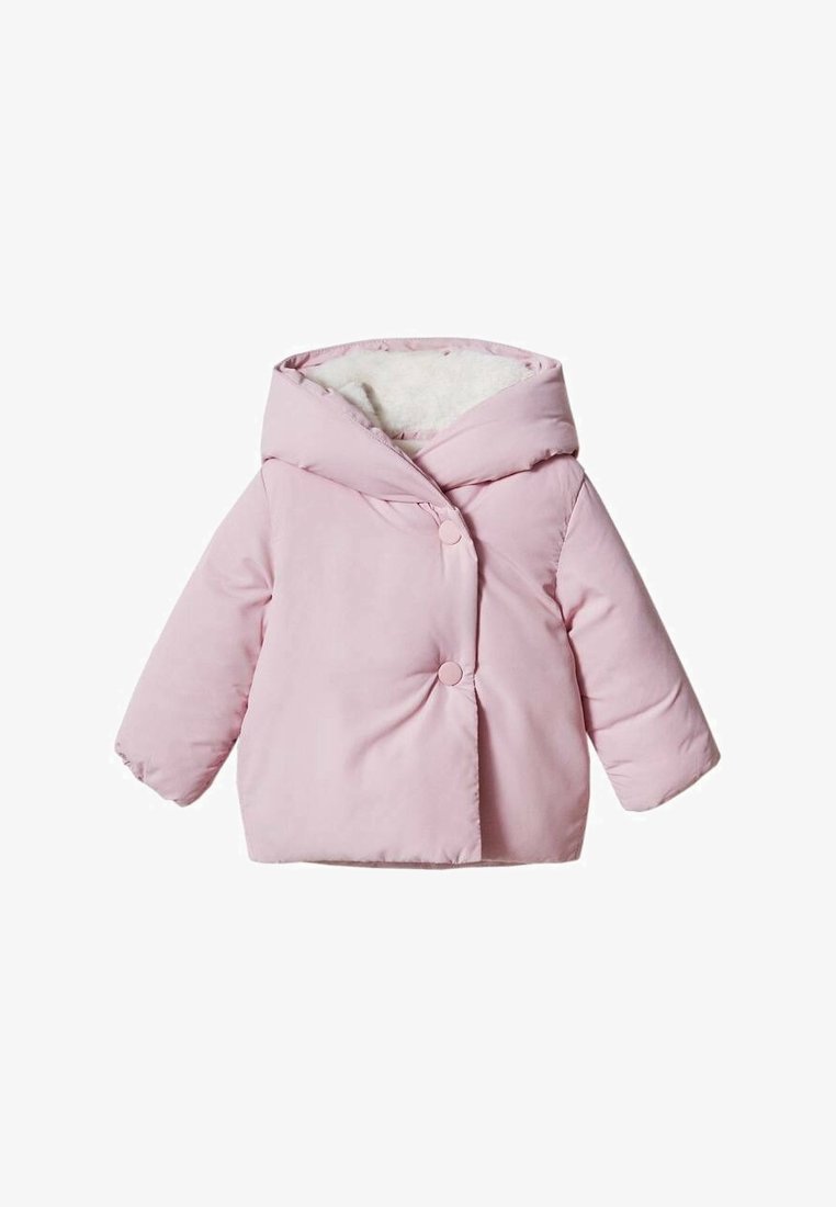Veste de bébé rose clair matelassée avec capuche, deux gros boutons à l'avant et une douce doublure intérieure blanche, présentée sur fond blanc.