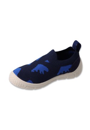 Buty wsuwane z plecioną, granatową cholewką z niebieskimi wzorami dinozaurów, białą gumową podeszwą z teksturowanym gripem oraz pętelką z tyłu.