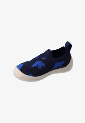 Buty wsuwane z plecioną, granatową cholewką z niebieskimi wzorami dinozaurów, białą gumową podeszwą z teksturowanym gripem oraz pętelką z tyłu.