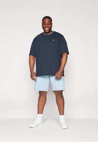 Lyle & Scott PLUS TIPPED - Pamata T-krekls - dark navy/chalk