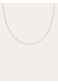 Collar de cadena de serpiente color plateado, textura suave, diseño flexible, con una estética minimalista.