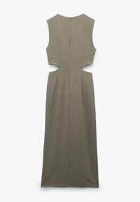 Abito senza maniche verde oliva con fessure laterali, caratterizzato da un tessuto testurizzato e una chiusura sul retro a forma di chiave. Design lungo fino al pavimento.