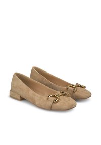 Beige Wildleder Ballerinas mit abgerundetem Zeh, minimalem Absatz und einer goldenen Kettenakzentierung auf der Vorderseite. Glatte Textur und schlichtes Design.