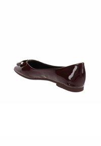 Ballerina in pelle lucida bordeaux con punta tondeggiante, piccolo fiocco decorativo sul davanti e design a tacco basso con una finitura liscia.