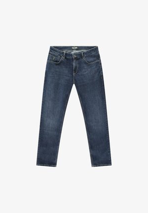 Donkerblauwe spijkerbroek met een rechte pasvorm, vijf zakken en een leren label op de tailleband. De stiknaden contrasteren in lichtblauw.