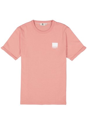 T-shirt en coton rose avec des manches courtes retroussées, un col rond et un petit logo carré blanc sur la poitrine gauche. Texture lisse.