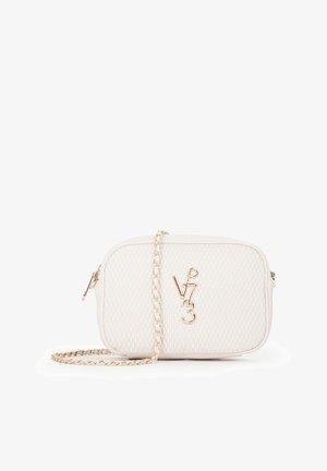 Kleine witte doorgestikte crossbodytas met gouden ketting en gouden "V 7 3" logo aan de voorkant.