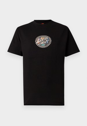 Tricou negru cu mânecă scurtă, cu guler rotund și logo oval colorat cu inscripția „Santa Cruz”, înconjurat de un model șah alb-negru.