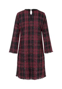 Robe à manches longues à carreaux rouges et noirs, silhouette droite, bords effilochés et petite ouverture en forme de trou de serrure au niveau de l'encolure dos.