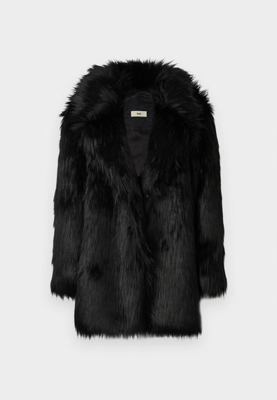 Černý kabát z umělé kožešiny s širokým límcem a dlouhými rukávy. Má teplou, tlustou texturu a volný střih s skrytým patentkem.