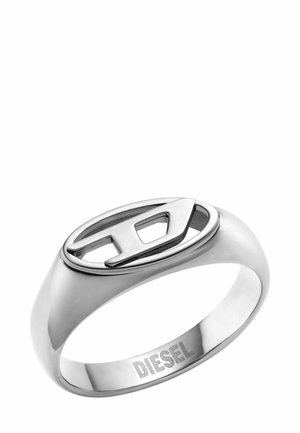 Anello della marca Silver Diesel con una parte superiore ovale che presenta un design geometrico rialzato al centro.