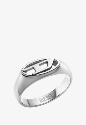 Silberner Diesel-Markenring mit ovalem Oberteil, das in der Mitte ein erhabenes geometrisches Design zeigt.
