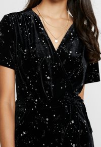 Robe Noire Missguided En Fausse Soie - Taille 6 - Portée Une Seule Fois - Style Mini - Occasion Très Bon état