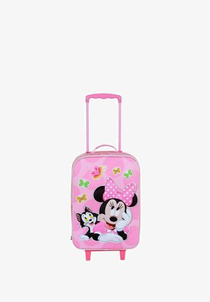 Roze harde koffer met een afbeelding van een karakter met een stippenstrik, naast een kat, verfraaid met kleurrijke vlinders.