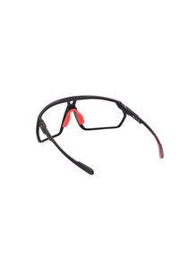 Černé sportovní sluneční brýle s elegantním designem, červené gumové akcenty na nosních polštářcích a koncích spánků, a lehký rám. Průhledné čočky.