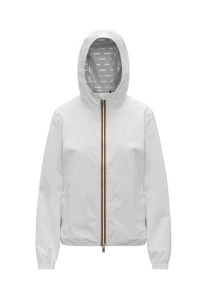 Biała kurtka przeciwdeszczowa z kapturem, elastycznymi mankietami, przednimi kieszeniami oraz suwakiem z wielokolorową lamówką, przedstawiona na jednolitym tle.